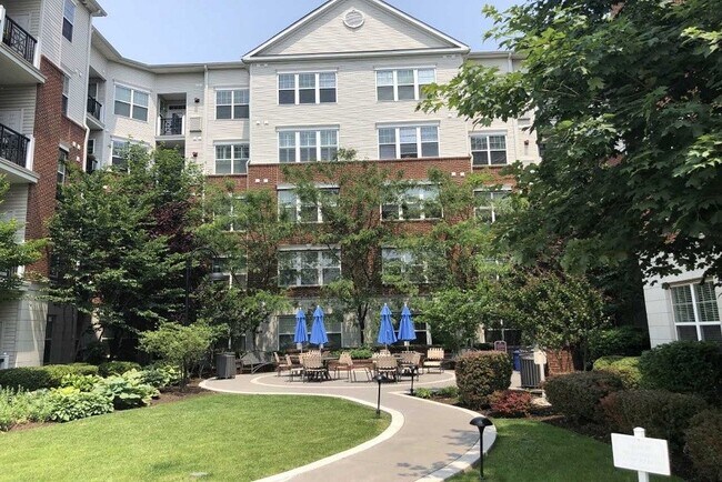 Foto del edificio - 350 W Elm St