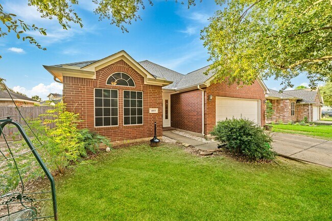 Foto del edificio - 4815 Plum Forest Rd