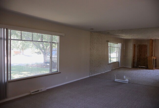 Building Photo - Spacious 3 Bedroom Home with Finished Base...