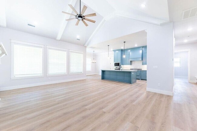 Foto del edificio - 5 bedroom CUSTOM BUILT home in Elm Springs MUST SEE