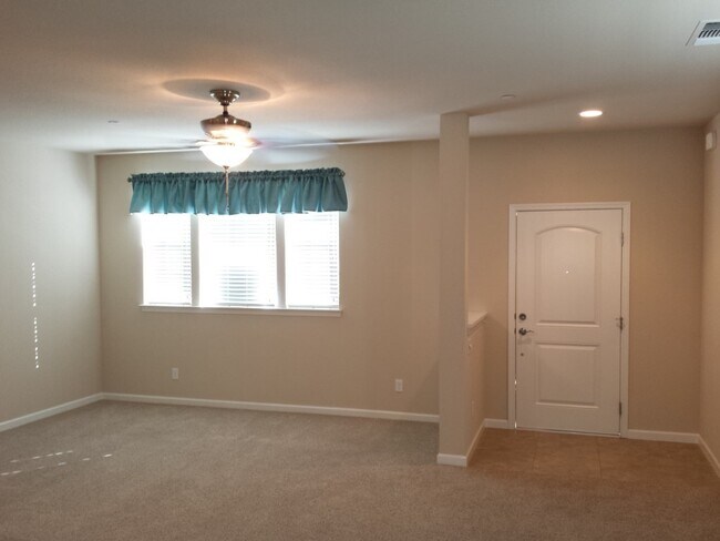 Building Photo - Townhouse In Prime Location