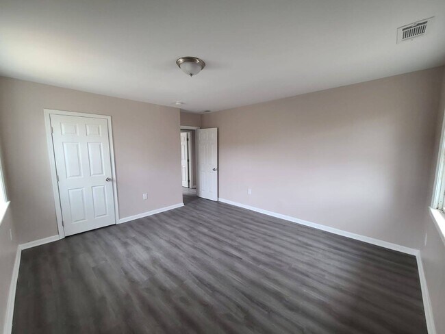 Building Photo - Stunning 2 Bedroom Apt - Bancroft Court