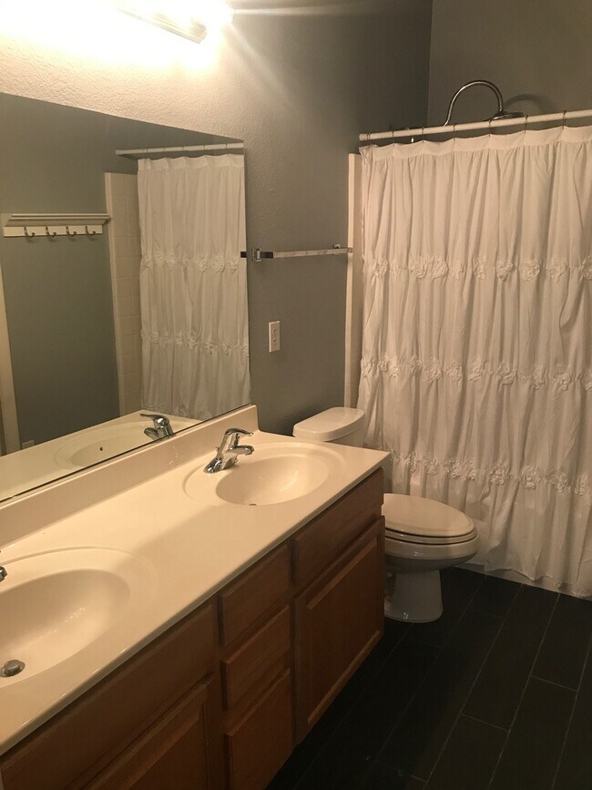 Building Photo - Beautiful Townhouse - Gated Community - Co...