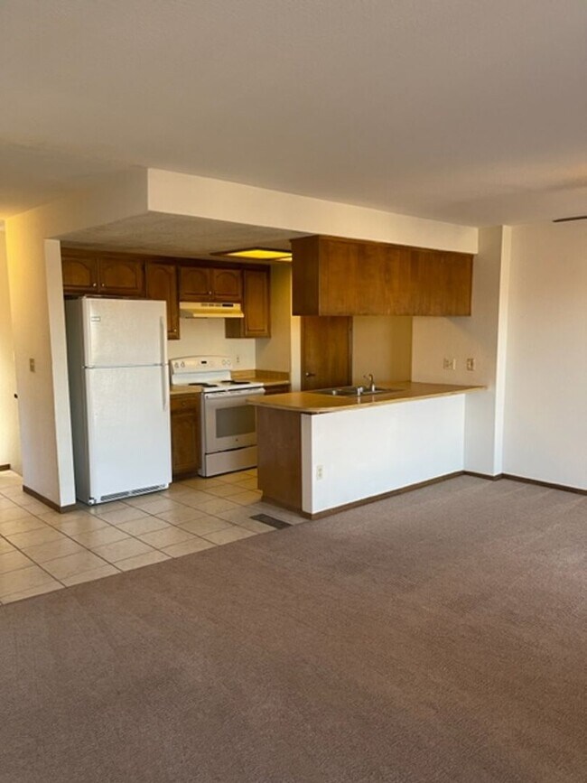 Foto del edificio - Redding townhome close to shopping with 1 car garage