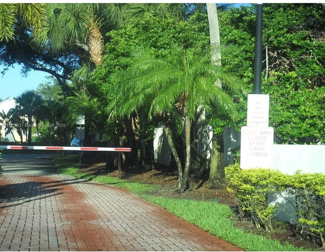 Foto del edificio - 460 NW 102nd Terrace