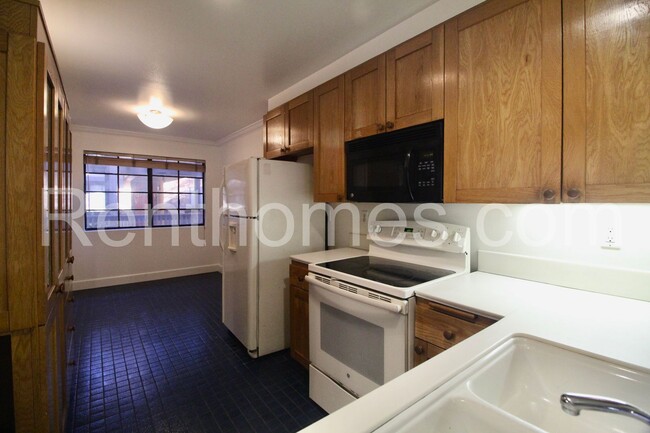 Building Photo - La Jolla, 8860 Villa La Jolla Dr #203 - Gr...