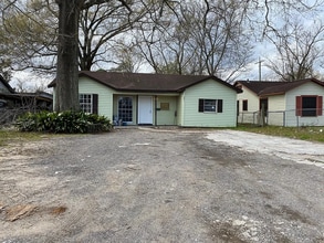 Building Photo - 3875 E Lynwood Dr