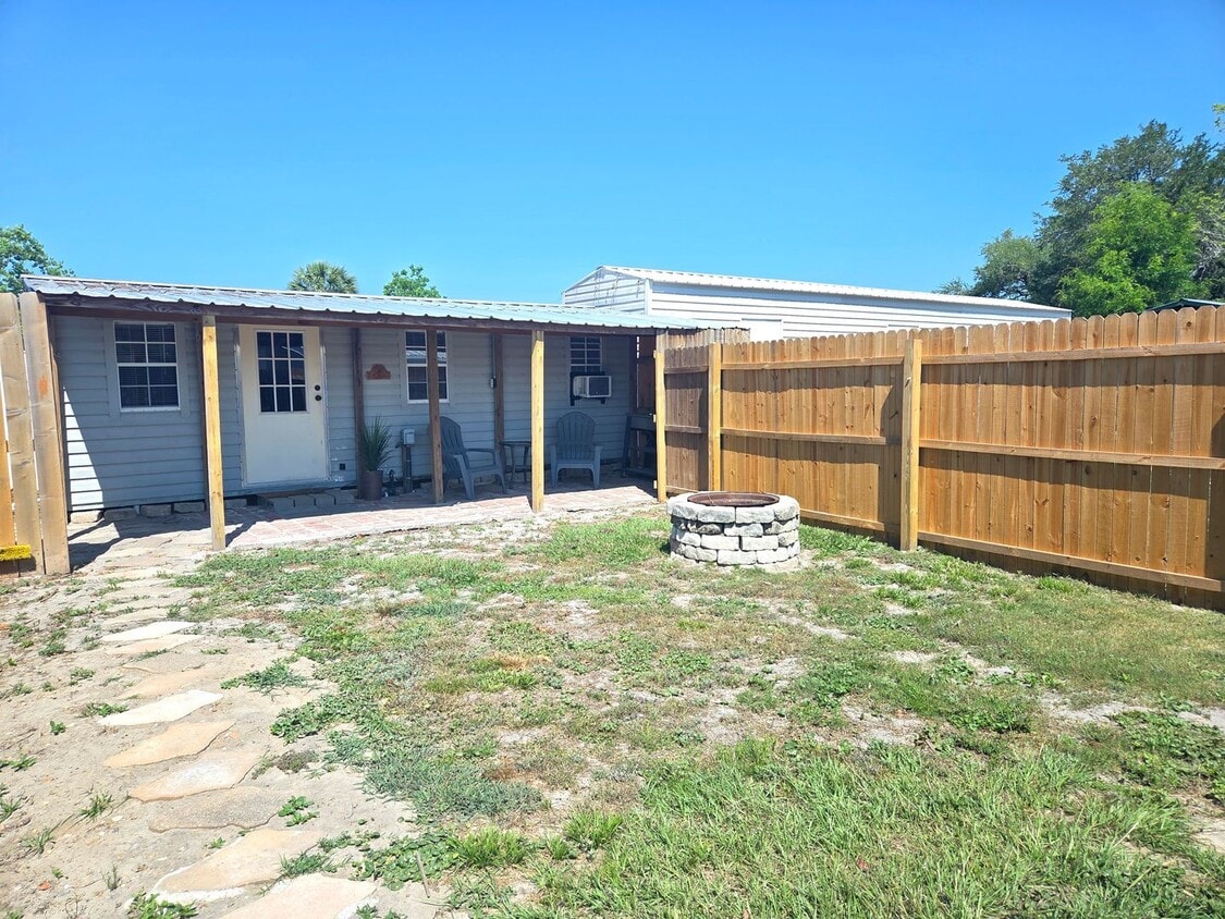 Building Photo - 1525 Oak Ave