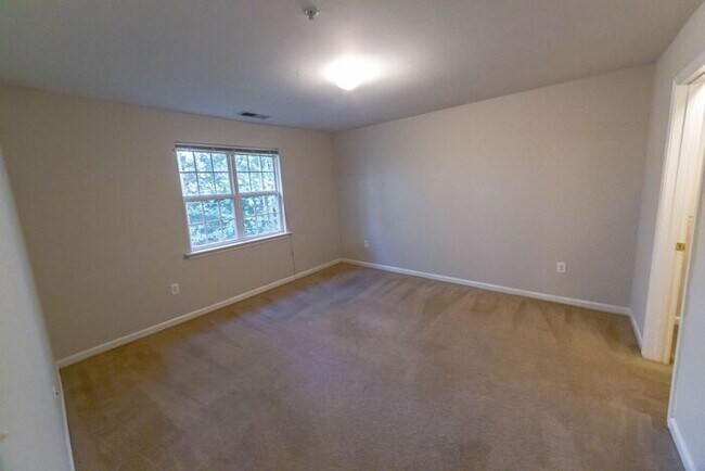 Building Photo - 9811 Campus Walk Ln Apt L