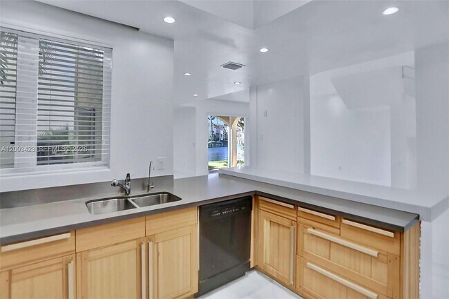 Foto del edificio - 21032 NE 32nd Ave