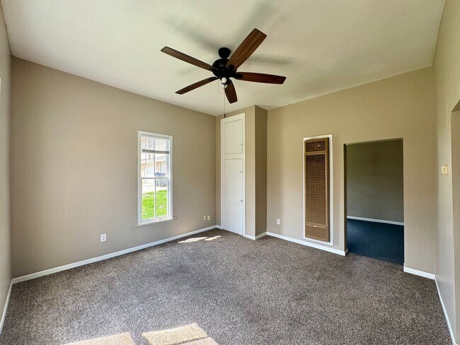 Building Photo - One Bedroom House Close to Campus!!