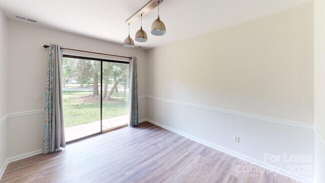 Foto del edificio - 5921 Falstaff Dr