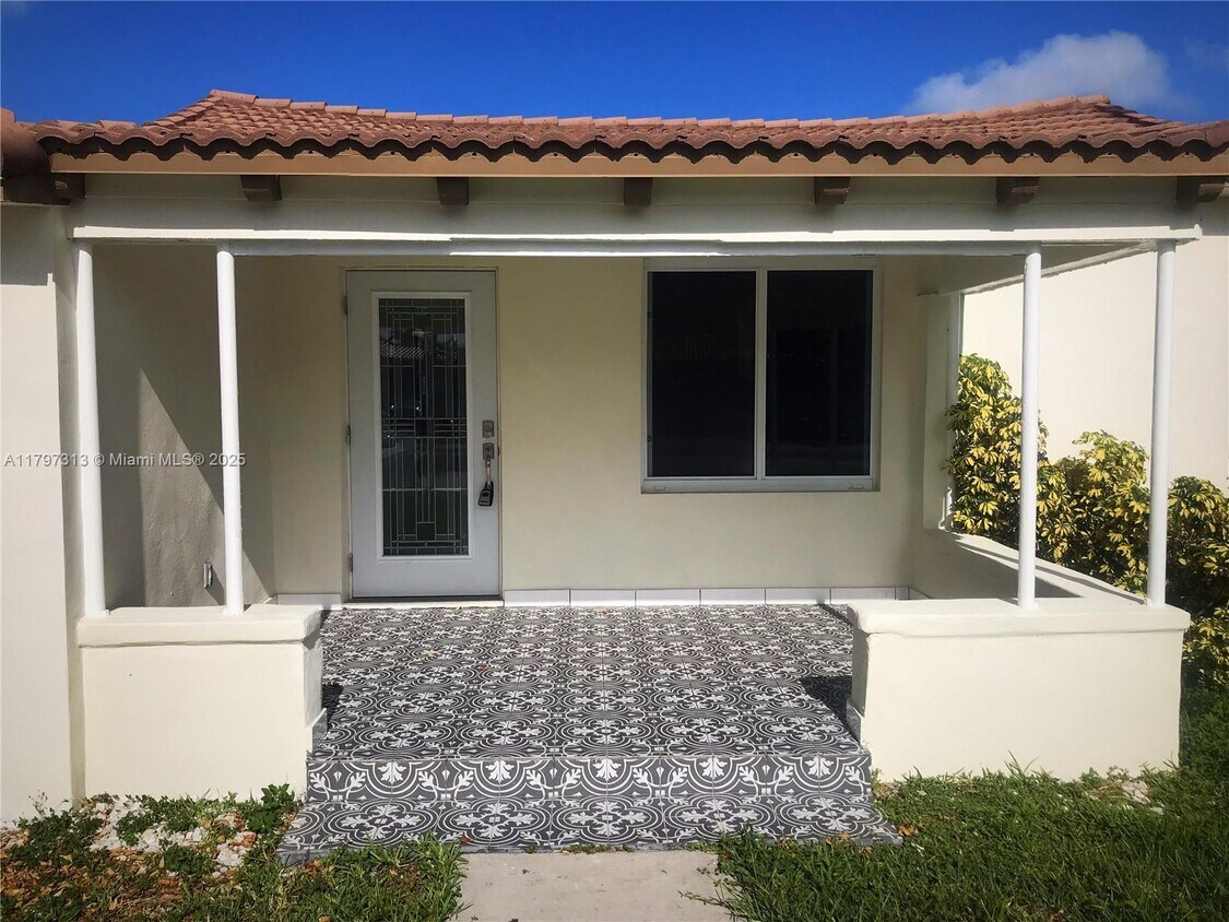 Building Photo - 2155 Biarritz Dr