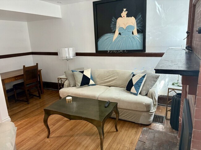Foto del edificio - LOCATION!  Furnished (can come non-furnish...