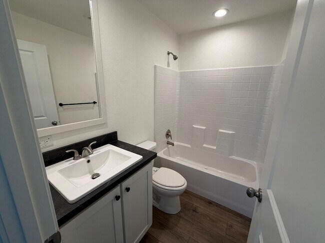 Building Photo - 501 E Ray Rd