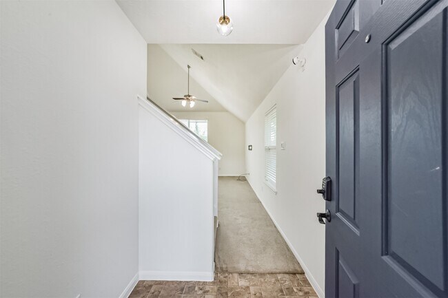 Foto del edificio - 9334 Valley Tree Ln