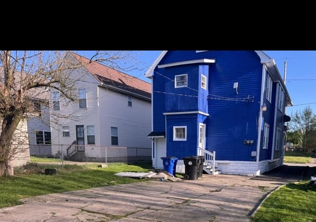 Building Photo - 9813 Manor Ave