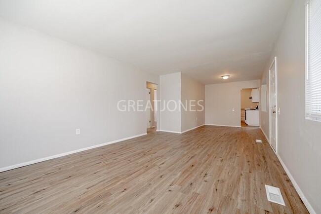 Building Photo - 2905 Delaware Dr