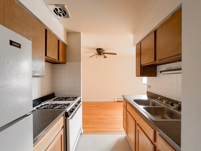 Building Photo - 535 W Aldine Ave