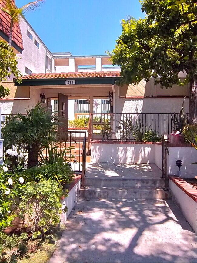 Foto del edificio - Fabulous Top Floor Sunny Condo Overlooking...