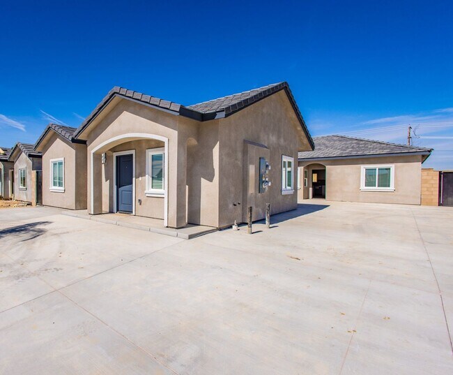 Building Photo - 8914 Hills View Drive 85