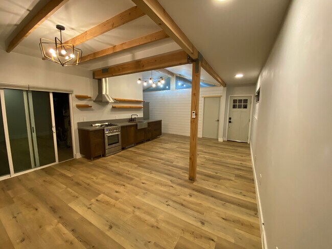 Amplia sala de estar y cocina de concepto abierto - 3605 Helms Ave