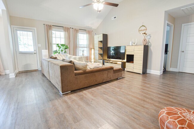 Building Photo - Pet Friendly Three Bedroom!