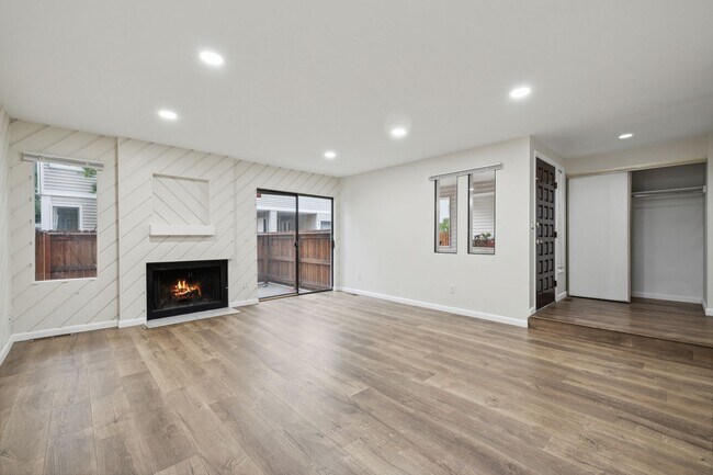 Building Photo - Beautifully updated Townhome! 4 bed 2.5 bath in Washington Virginia Vale!