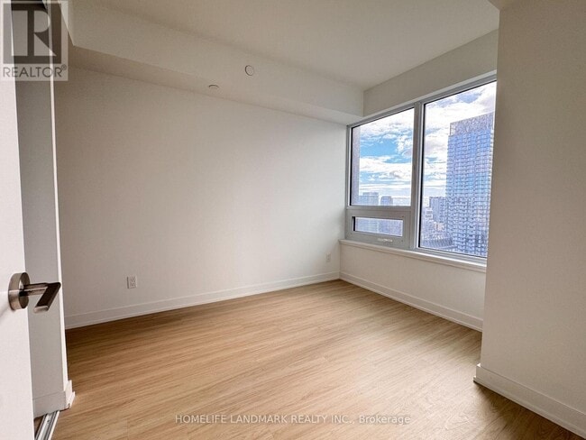 Photo du bâtiment - 8 Wellesley St W