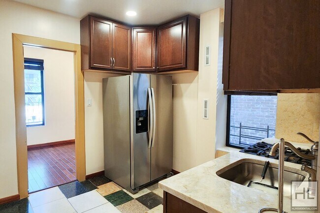 Building Photo - HURON STREET / 2-Bed 1-Bath / Great Greenp...