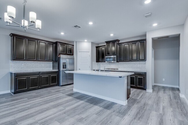 Foto del edificio - Like new, split-level, 3 bed, 2.5 bath, with bonus room & Strip views in West Las Vegas!