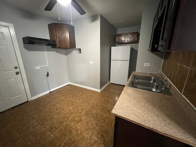 Foto del edificio - 8559 S Bennett Ave