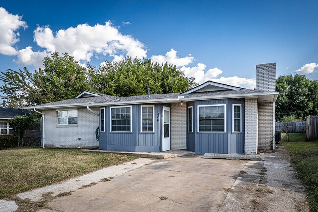 Building Photo - 408 NW Woodridge Dr