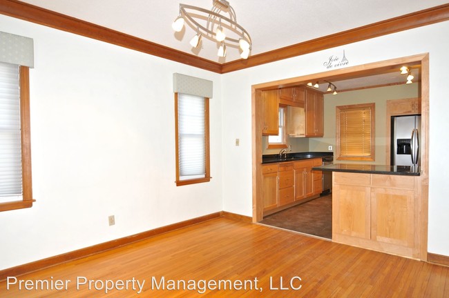 Building Photo - 410 Riverside Dr NE