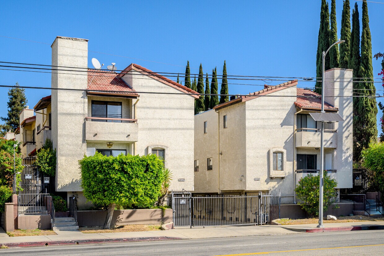Foto principal - 13203 Vanowen St