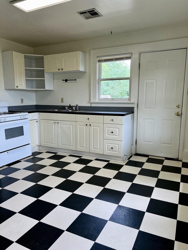 Building Photo - 421 Park Dr