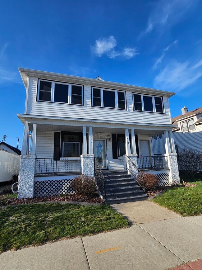 2 BR, 1 BA unit upstairs - 213 W Pulaski St