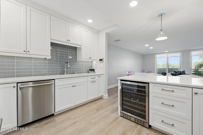 Foto del edificio - 746 Spinnakers Reach Dr