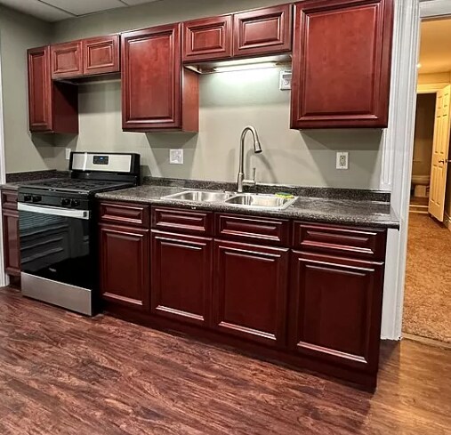 Building Photo - 313 William St