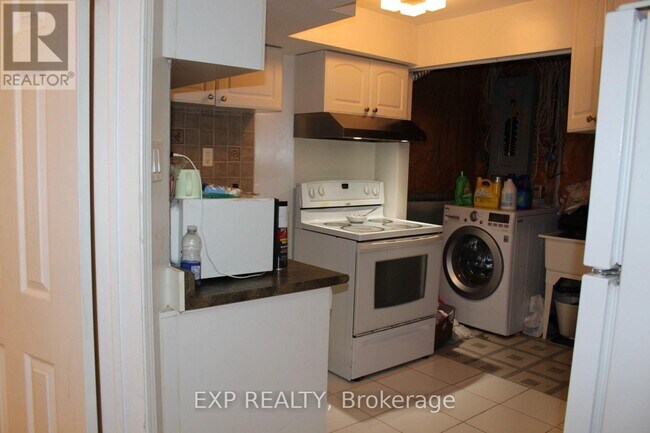 Building Photo - 134 Sandown Ave