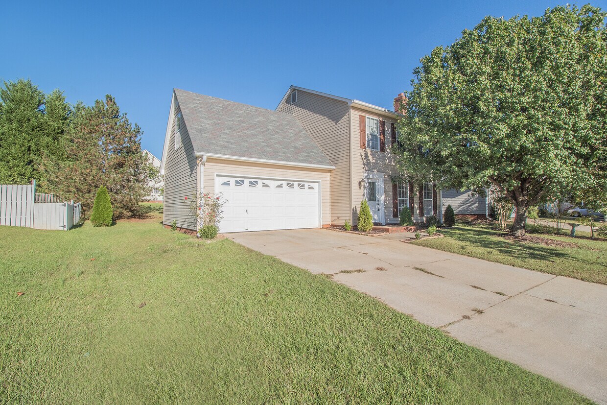Foto principal - 3 Bedroom 2.5 Bathroom Home with Bonus in ...