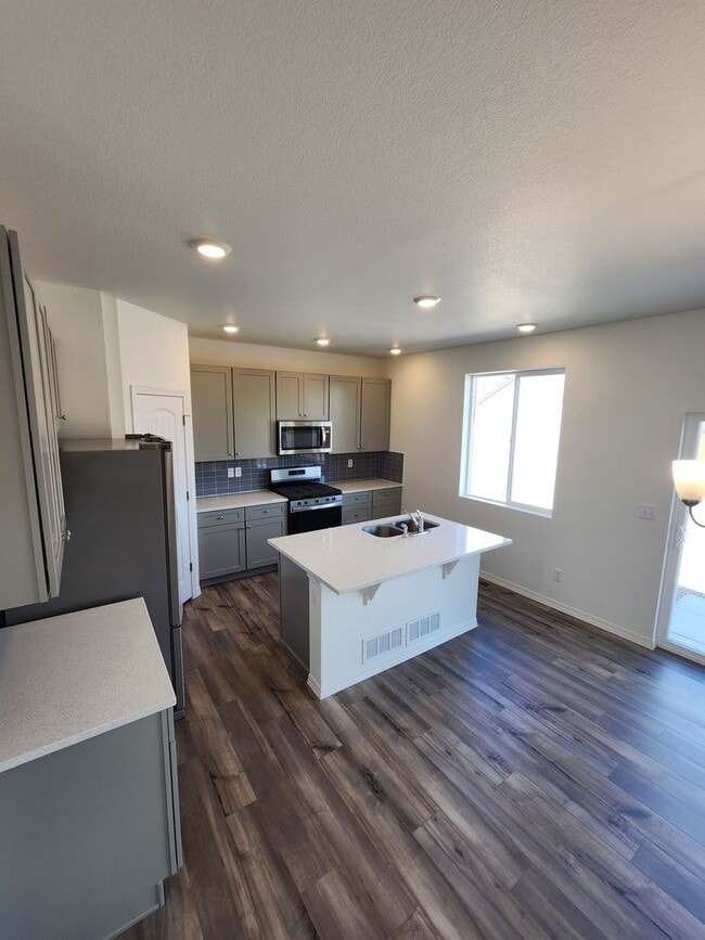 Building Photo - **MOVE IN SPECIAL** $1000 OFF 1st MONTH'S ...