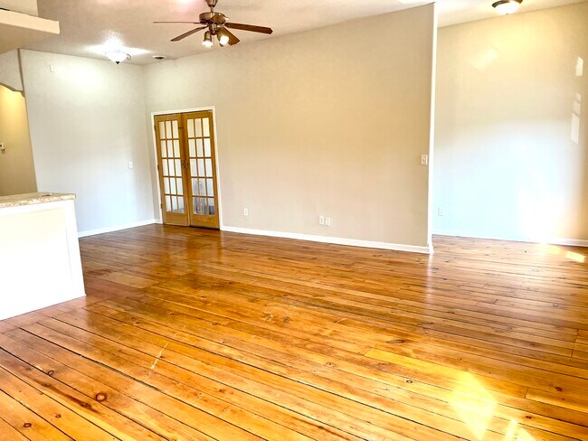 Foto del edificio - 1221 Caledonia St