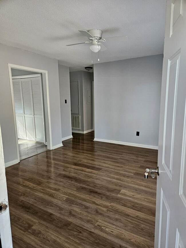 Building Photo - Recently Renovated Condo for Rent!