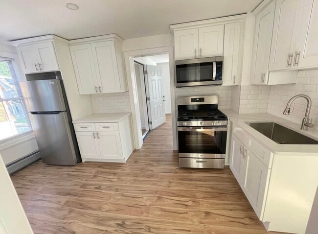 Building Photo - 67 Kossuth St