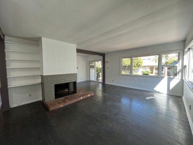Foto del edificio - Sherman Oaks 3+2 w/bonus room + upgrades on cul-de-sac lot!