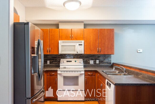 Photo du bâtiment - 8488-111 111 St NW