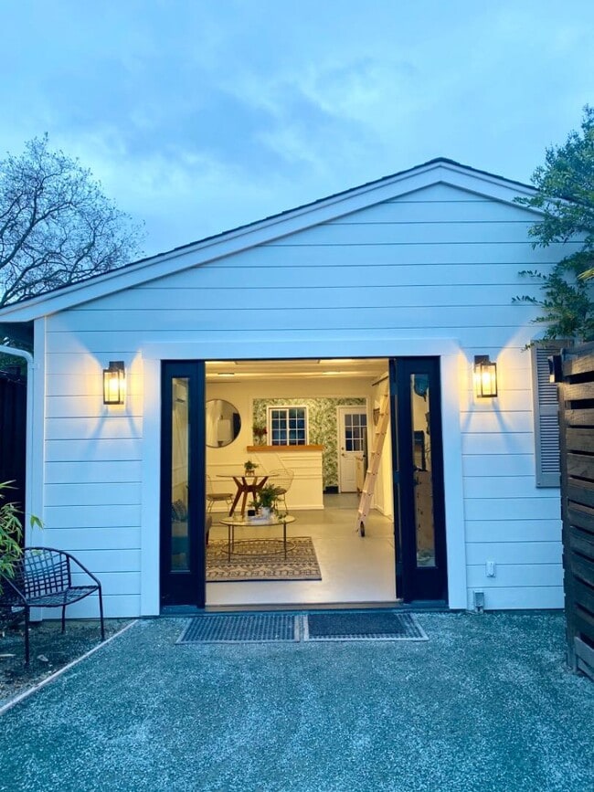 Building Photo - 456 King St