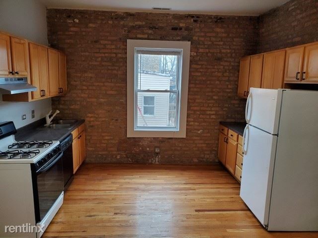 Building Photo - 823 N Damen Ave