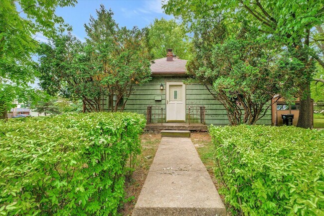 Foto del edificio - 2 BED / 1 BATH HOUSE NEAR CAMPUS W/ CHARMING CHARACTER